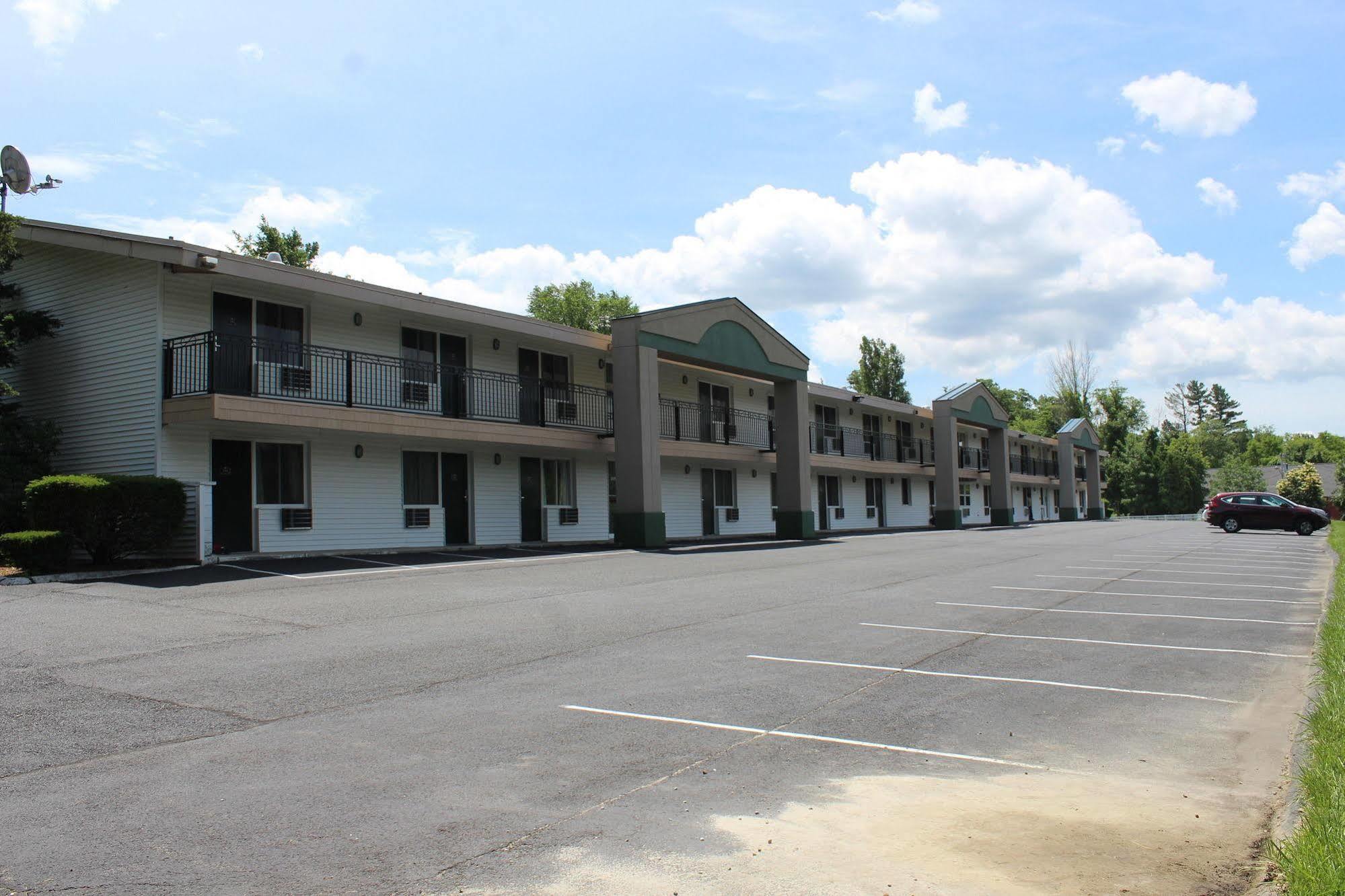 Days Inn By Wyndham Lenox Ma Экстерьер фото
