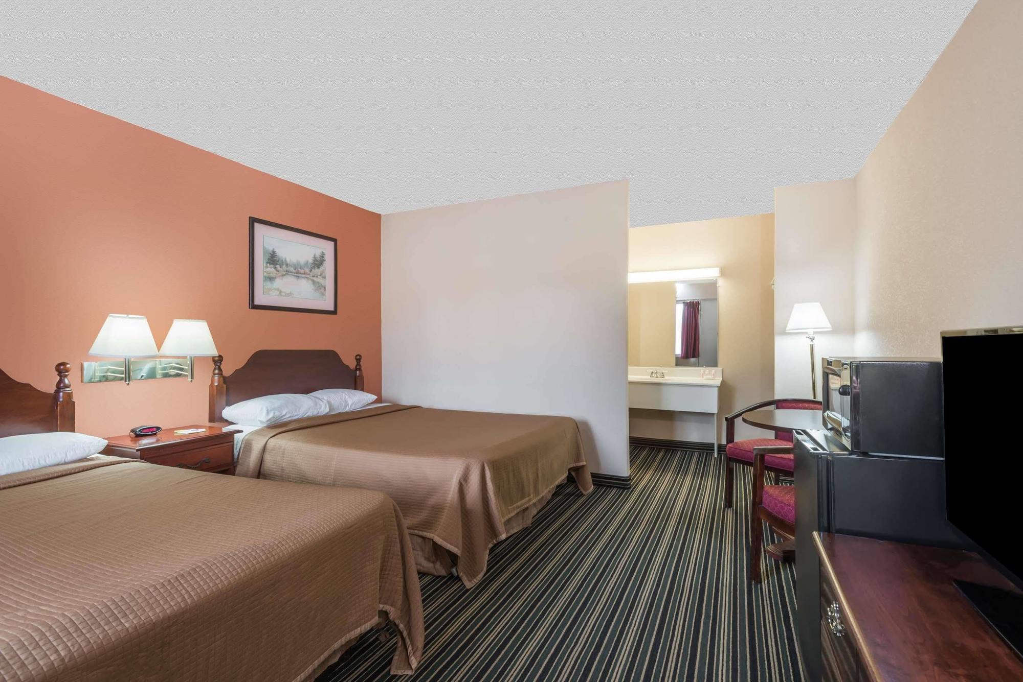 Days Inn By Wyndham Lenox Ma Экстерьер фото