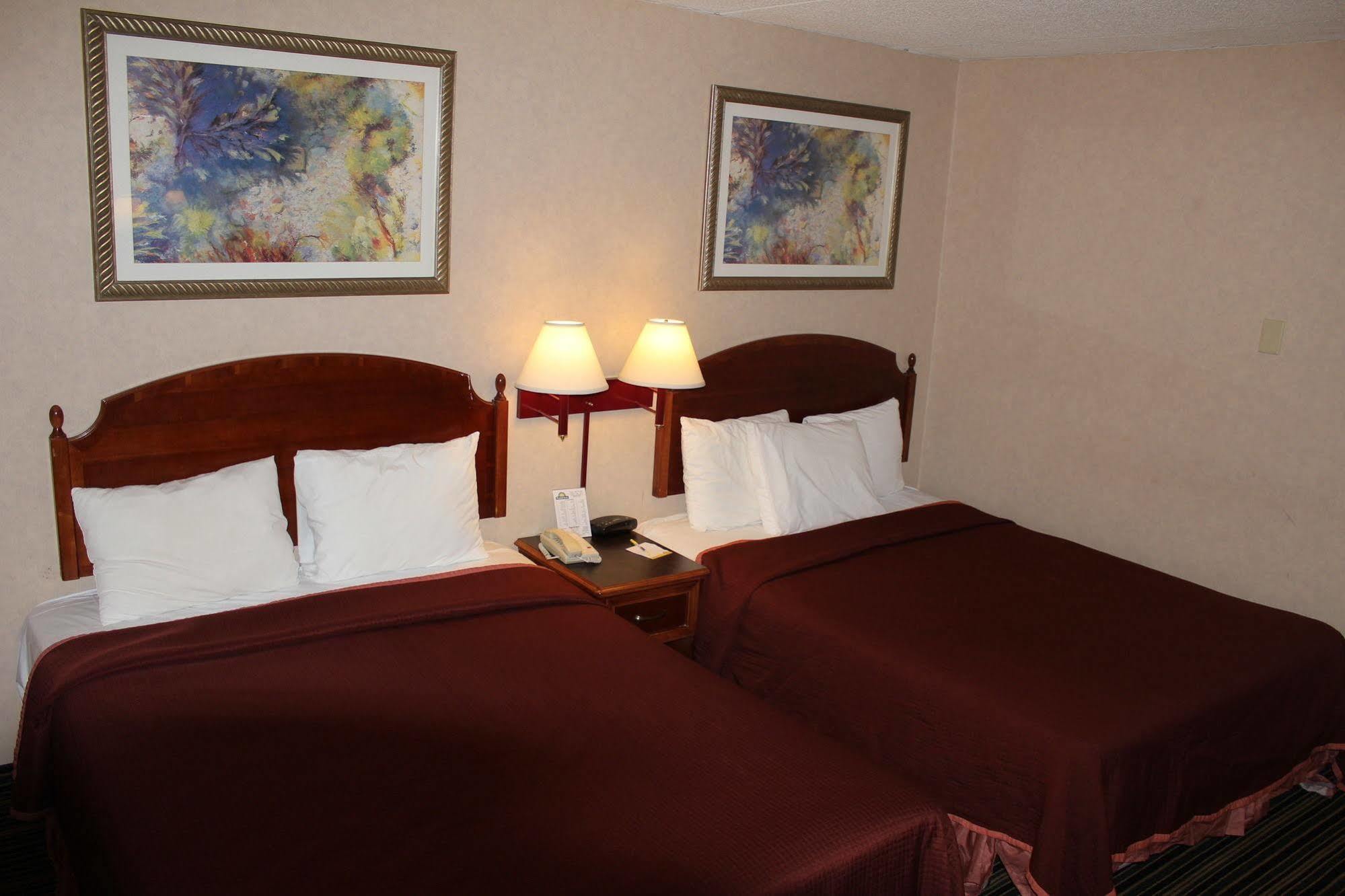 Days Inn By Wyndham Lenox Ma Экстерьер фото