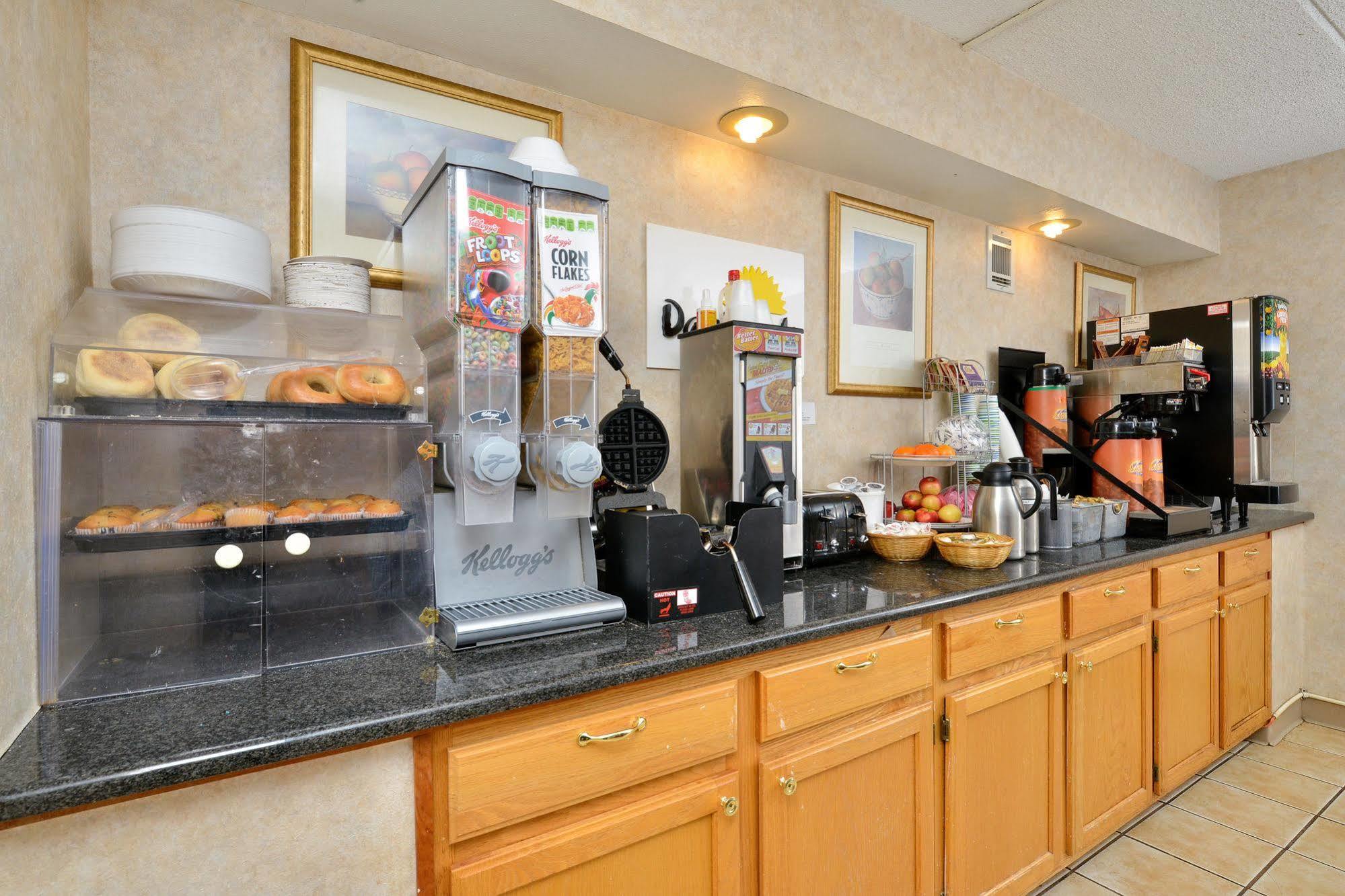 Days Inn By Wyndham Lenox Ma Экстерьер фото